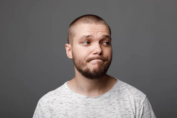 Le portrait du jeune homme barbu — Photo