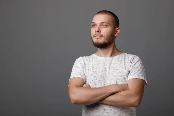 Retrato Jovem Orgulhoso Homem Fundo Cinza — Fotografia de Stock