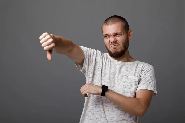 El retrato del joven barbudo — Foto de Stock