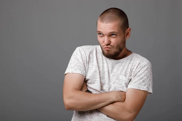 Het portret van de jonge, bebaarde man — Stockfoto