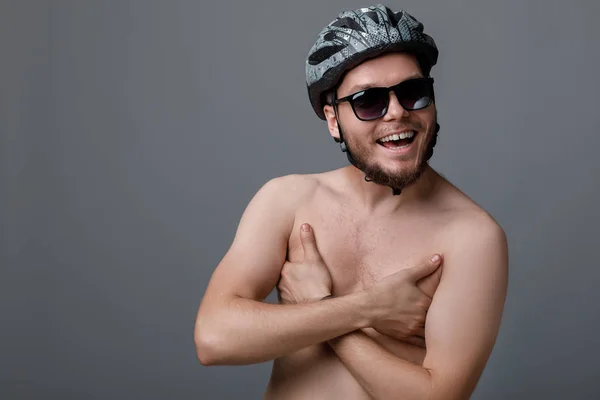 Het grappige portret van de jonge fietser — Stockfoto