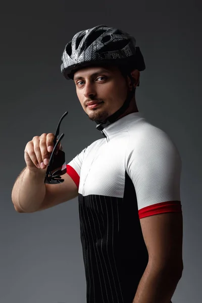 Retrato Ciclista Con Casco Sobre Fondo Gris Deporte — Foto de Stock