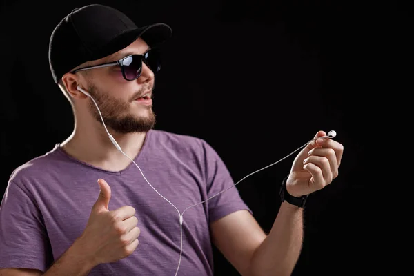 Homem Feliz Sorrindo Ouvindo Música Fones Ouvido Homem Oferece Para — Fotografia de Stock