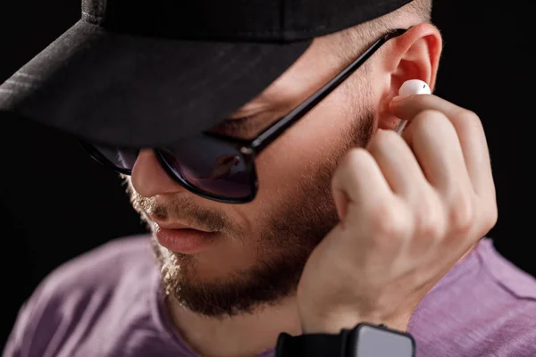 El hombre que escucha música en los auriculares —  Fotos de Stock