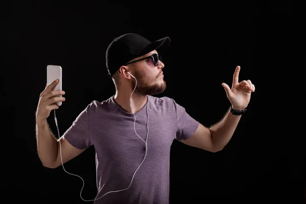 El hombre que escucha música en los auriculares — Foto de Stock