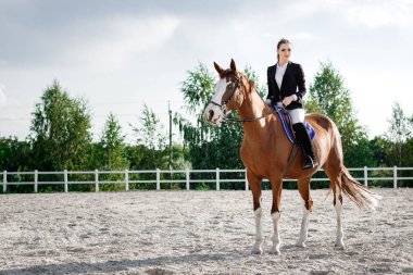 Binici zarif kadın dışında onun at binme