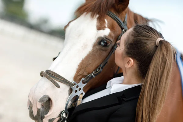 Jinete elegante mujer cabalgando su caballo fuera — Foto de Stock