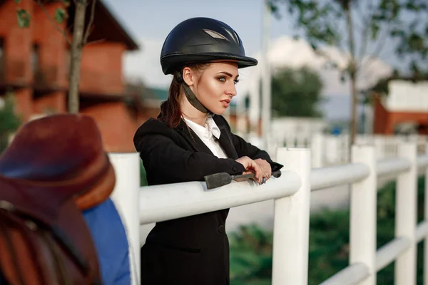 Kobieta elegancka rider w hełm z bata — Zdjęcie stockowe