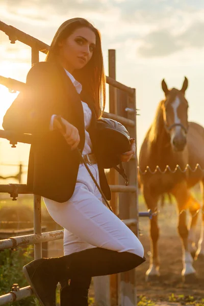 Reiterin mit Peitsche bei Sonnenuntergang — Stockfoto