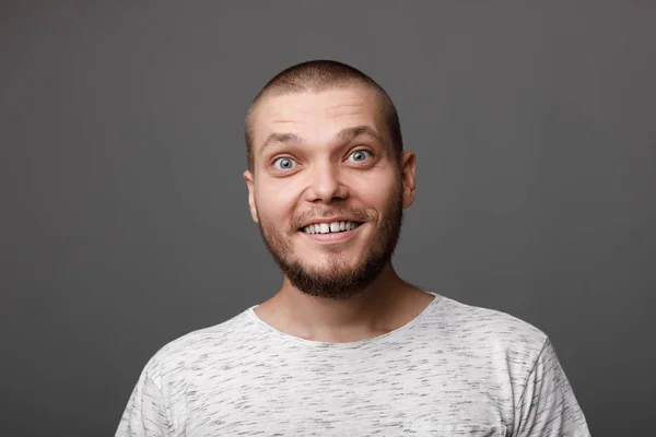 Le portrait du jeune homme barbu — Photo