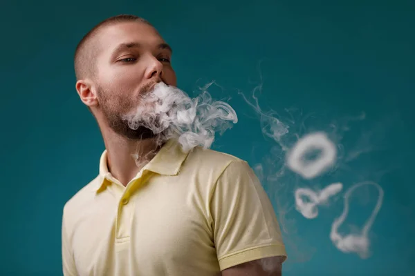 Homem vaping lança anel da fumaça — Fotografia de Stock