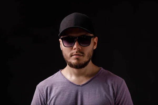 Joven Barbudo Con Gorra Gafas Sol Sobre Fondo Oscuro —  Fotos de Stock