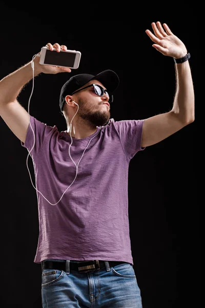 El hombre que escucha música en los auriculares — Foto de Stock