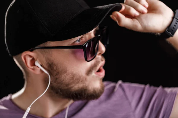 Чоловік слухає музику в навушниках — стокове фото