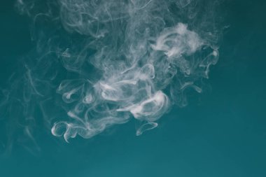 Mavi arkaplanda beyaz duman