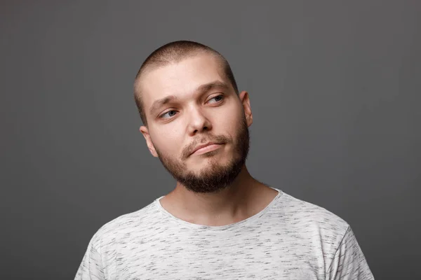 Het portret van de jonge, bebaarde man — Stockfoto