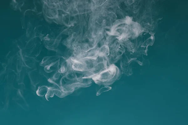 Humo blanco sobre fondo azul —  Fotos de Stock