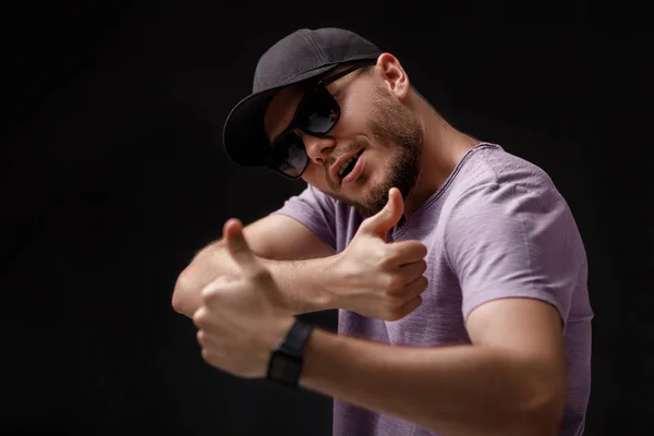 Jeune homme barbu en casquette et lunettes de soleil — Photo