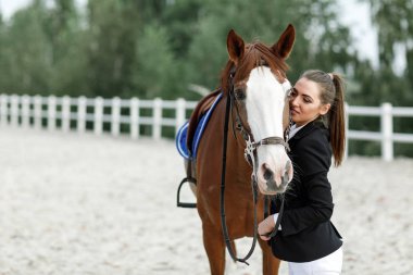 Binici zarif kadın dışında onun at binme