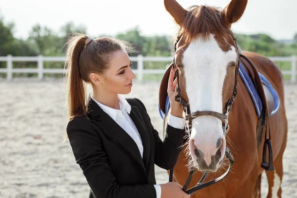 Jinete elegante mujer cabalgando su caballo fuera — Foto de Stock