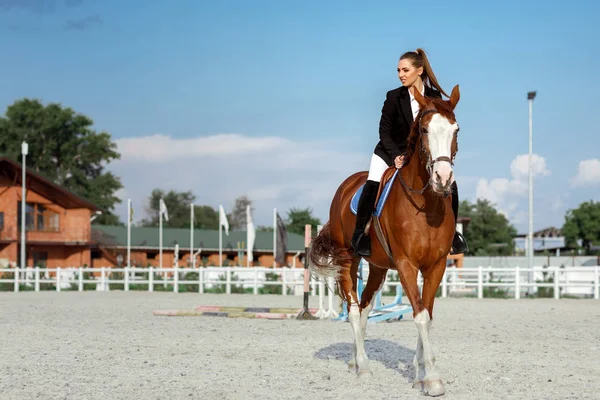 Rider jazda konia poza eleganckiej kobiety — Zdjęcie stockowe