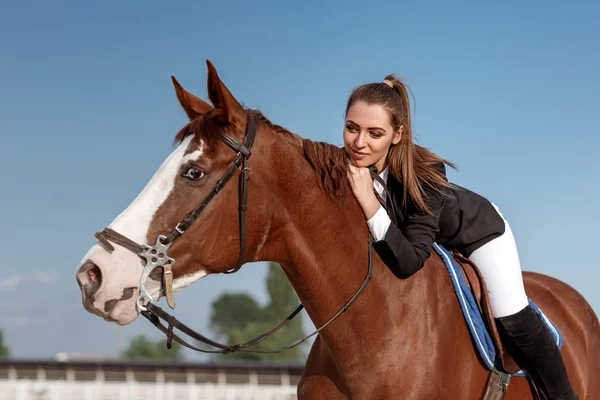 Jinete elegante mujer cabalgando su caballo fuera — Foto de Stock