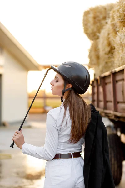 Jeździec Kobieta w kasku stoi w pobliżu stajni — Zdjęcie stockowe