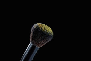 makyaj fırça ile toz siyah arka plan üzerine