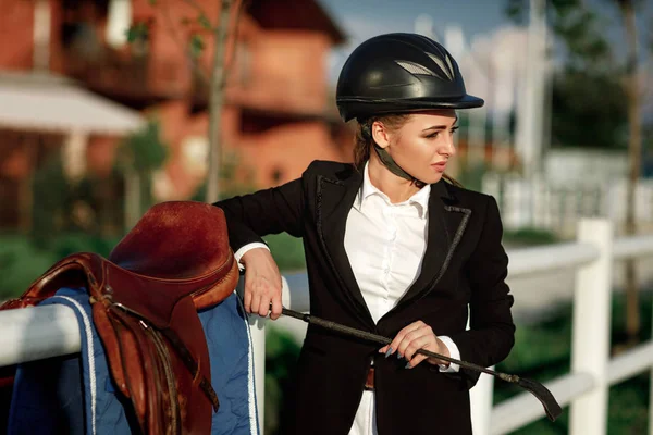 Elegante Reiterin mit Helm und Peitsche — Stockfoto
