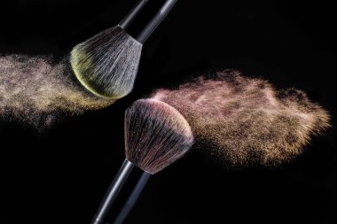 Toz sıçramalarına siyah arka plan üzerine fırçayla makyaj