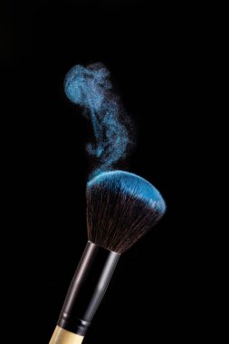 Toz sıçramalarına siyah arka plan üzerine fırçayla makyaj