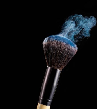 Toz sıçramalarına siyah arka plan üzerine fırçayla makyaj