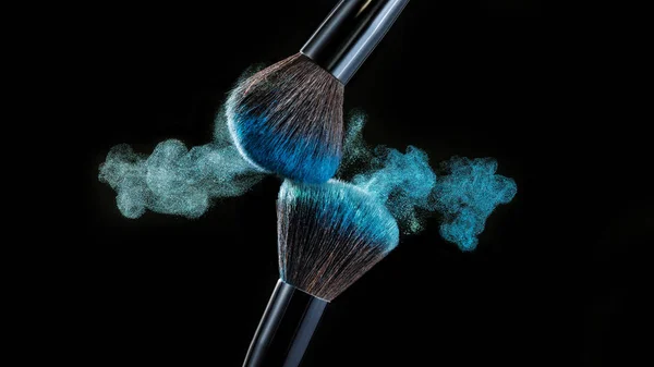 Maquillaje cepillo con salpicaduras de polvo sobre fondo negro — Foto de Stock