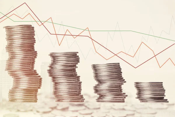Grafiek en rijen van munten. financiële investering concept. — Stockfoto