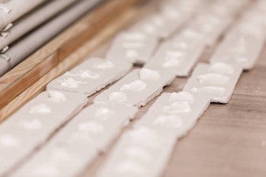 Dekoratif tuğla duvara montaj önce tutkal ile.