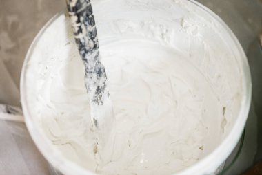 Yapıştırıcı ve spatula ile kova