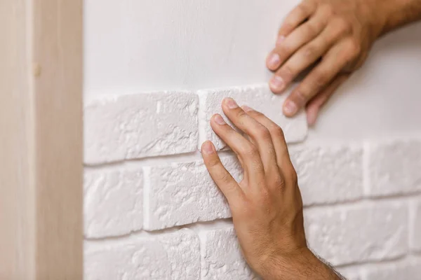 Profissional Builder colando azulejo decorativo na parede . — Fotografia de Stock