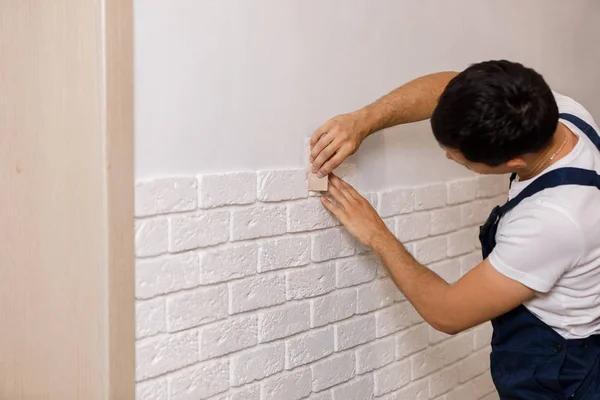 Profissional Builder colando azulejo decorativo na parede . — Fotografia de Stock