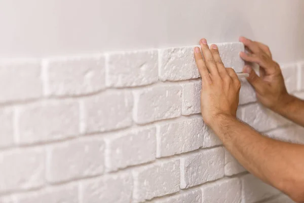 Professioneller Bauarbeiter klebt dekorative Fliesen an Wand. — Stockfoto