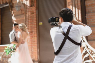 Düğün fotoğrafçısı gelin ve damadın fotoğraflarını çeker.