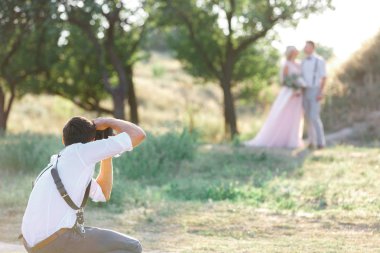 Düğün fotoğrafçısı gelin ve damadın fotoğraflarını çeker.