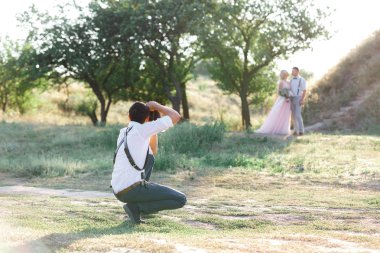 Düğün fotoğrafçısı gelin ve damadın fotoğraflarını çeker.