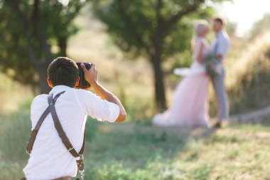 Düğün fotoğrafçısı gelin ve damadın fotoğraflarını çeker.