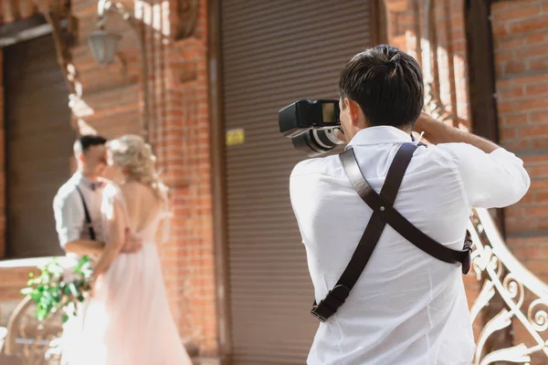 Hochzeitsfotograf fotografiert Braut und Bräutigam — Stockfoto