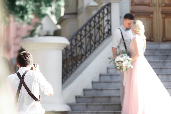 Huwelijksfotograaf neemt foto 's van bruid en bruidegom — Stockfoto