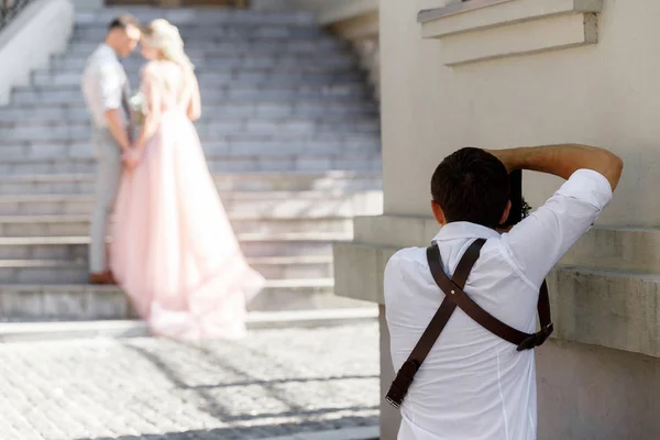 Fotógrafo de boda toma fotos de novia y novio —  Fotos de Stock