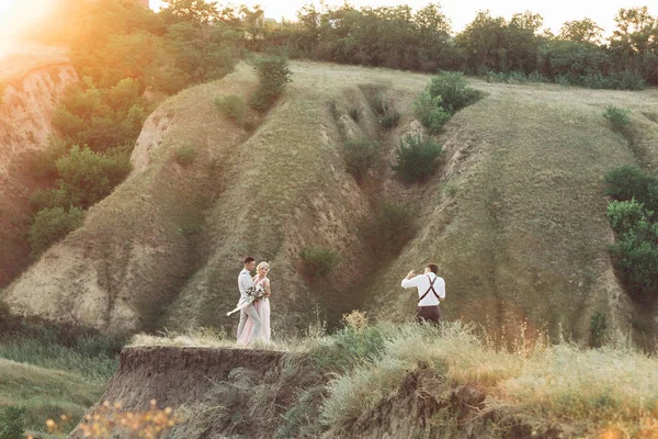 Fotógrafo de casamento tira fotos de noiva e noivo — Fotografia de Stock