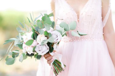 güzel gelin buketi Gelin eller açık tutun