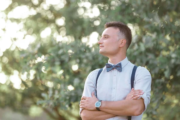 Retrato de um jovem noivo bonito ao ar livre . — Fotografia de Stock