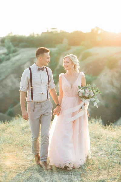 Hochzeitspaar an einem Sommertag in der Natur. — Stockfoto